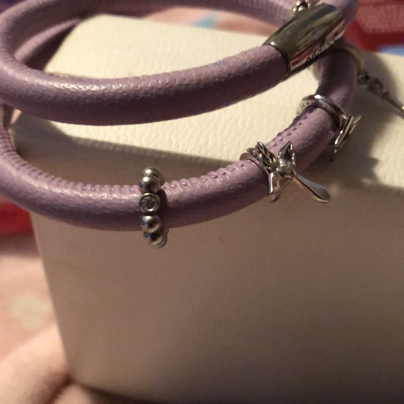 Endless by JLo - A Double Wrap Leather Bracelet in Lilac & Five SS925 Charms. - Picture 4 of 11
